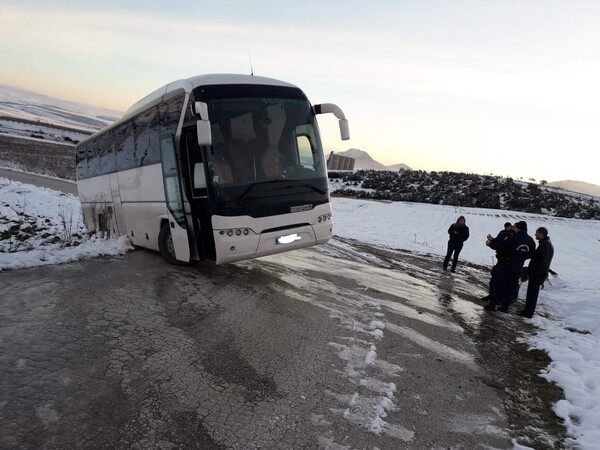 Τρόμος στα Φάρσαλα σε λεωφορείο με μαθητές- Εξετράπη της πορείας του λόγω πάγου