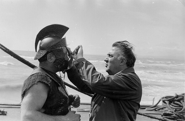 «Σατυρικόν»: 50 χρόνια από τη θρυλική ταινία του Φελίνι, με αφορμή την επέτειο γέννησής του