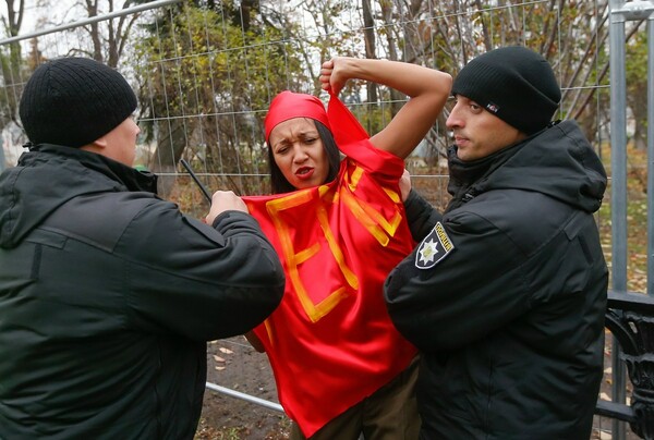 Οι Femen «χτύπησαν» κατά Τραμπ στο Παρίσι και κλείνουν 10 χρόνια δράσης