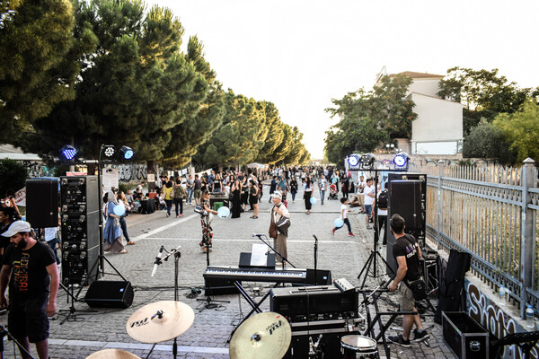 Η γενναία ιστορία μιας δασκάλας που μαθαίνει ελληνικά στα «ξενάκια»