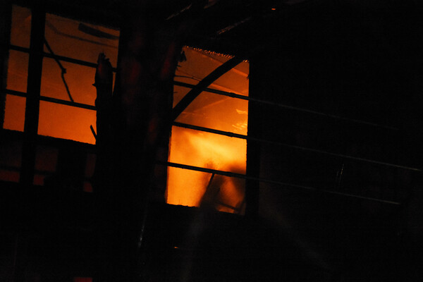 Φωτιά σε διαμέρισμα στο κέντρο της Αθήνας - Ισχυρές δυνάμεις της Πυροσβεστικής στο σημείο