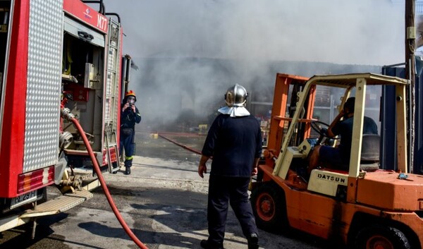 Ισχυρή δύναμη της Πυροσβεστικής για φωτιά στο Λαύριο