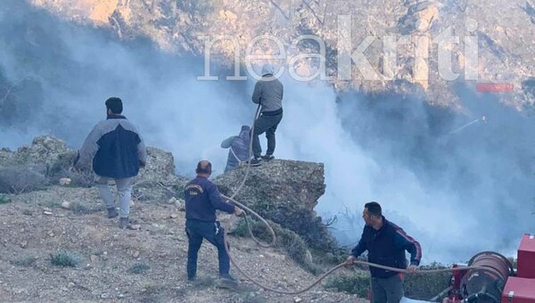 Περιορίστηκε το μεγάλο μέτωπο της φωτιάς στην Ιεράπετρα