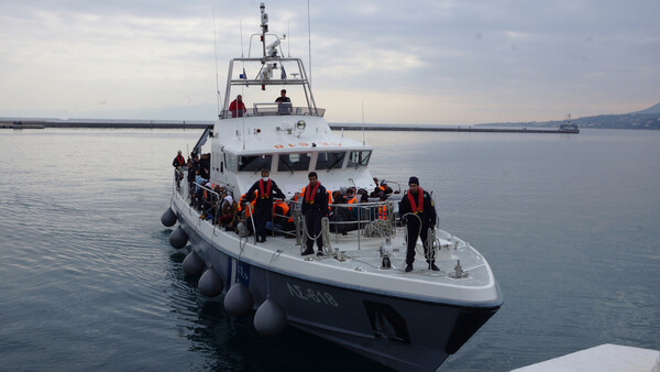 Διάσωση 60 μεταναστών από σκάφος της Frontex ανοιχτά της Σάμου