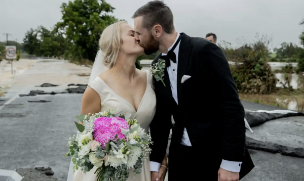 Αυστραλία: Η απίστευτη ιστορία ζευγαριού που κατάφερε να παντρευτεί παρά την καταστροφική πλημμύρα τη μέρα του γάμου 