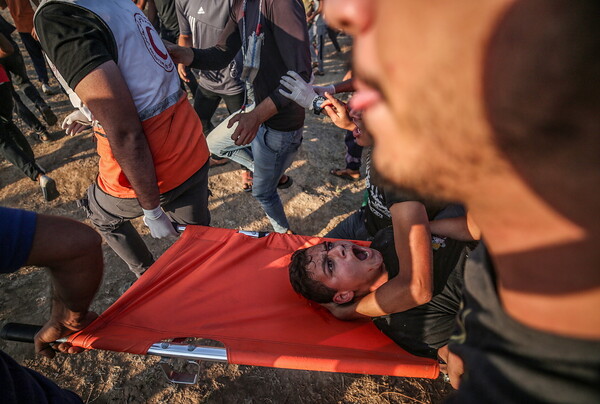 Μια μάνα νεκροφιλά τον γιο της που σκοτώθηκε στη Γάζα - Δύο έφηβοι νεκροί από τα ισραηλινά πυρά