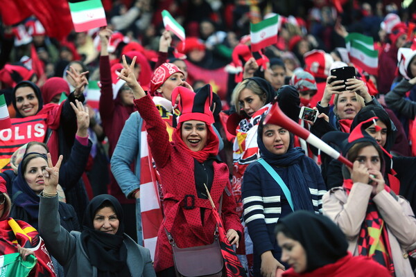 Ιστορική μέρα στο Ιράν για τις γυναίκες - Στο γήπεδο μετά από απαγόρευση δεκαετιών