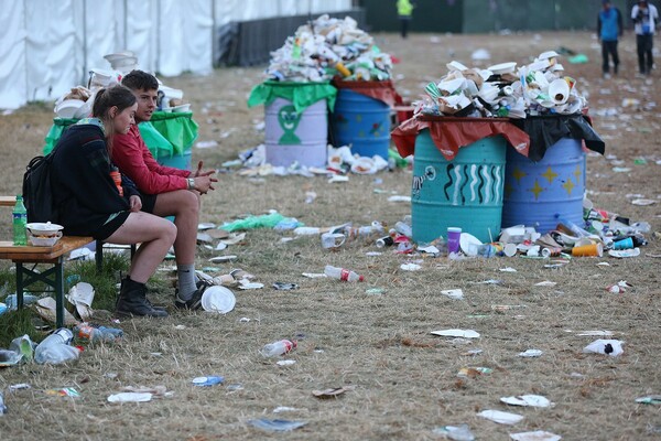 Το Φεστιβάλ Γκλάστονμπερι έβαλε τέλος στα πλαστικά μπουκάλια