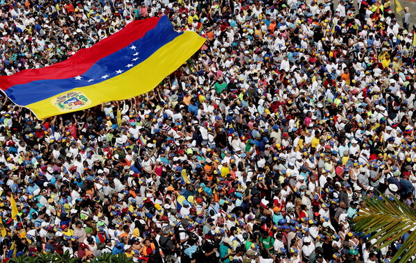 Αποθέωση από χιλιάδες για τον Γκουαϊδό - «Η αλλαγή έρχεται» το μήνυμά του στους διαδηλωτές