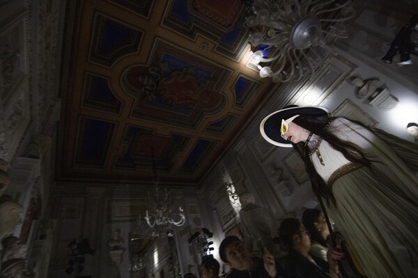 Γιώργος Λάνθιμος, Ναόμι Κάμπελ και Έλτον Τζον στο fashion show του Gucci στα Μουσεία Καπιτωλίου της Ρώμης
