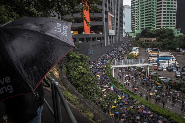 Χονγκ Κονγκ: H αστυνομία δικαιολόγησε τη χρήση αντλιών νερού και τον πυροβολισμό