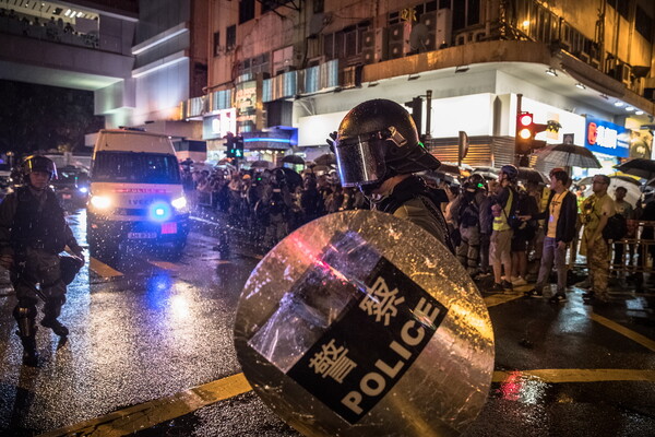 Χονγκ Κονγκ: H αστυνομία δικαιολόγησε τη χρήση αντλιών νερού και τον πυροβολισμό