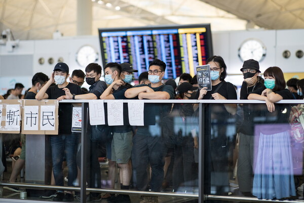 Χονγκ Κονγκ: Οι διαδηλωτές έκαναν κατάληψη στο αεροδρόμιο