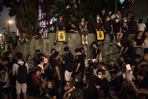 Χονγκ Κονγκ: H Ευρωπαϊκή Ένωση ζητά «διάλογο» για να τερματιστεί η κρίση