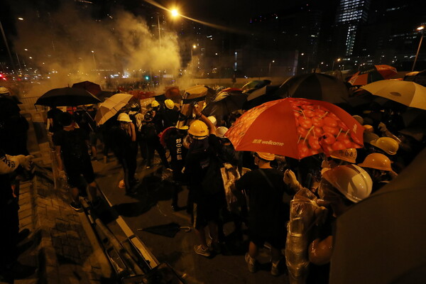 Εικόνες χάους στο Χονγκ Κονγκ: Δακρυγόνα και επεισόδια μετά την εισβολή στο κοινοβούλιο