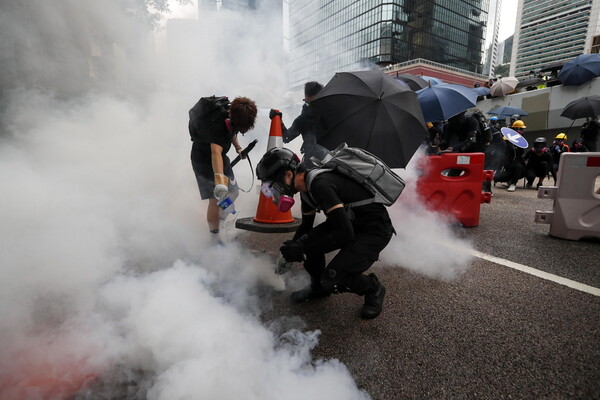 Σκηνικό μάχης: Άγριες συγκρούσεις αστυνομίας και διαδηλωτών στο Χονγκ Κονγκ