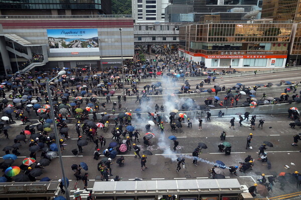 Σκηνικό μάχης: Άγριες συγκρούσεις αστυνομίας και διαδηλωτών στο Χονγκ Κονγκ