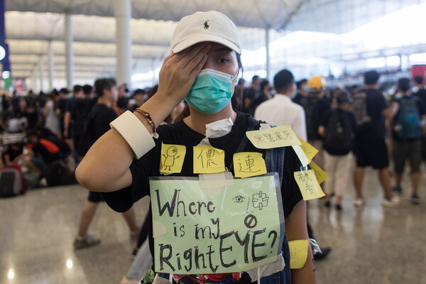 Χονγκ Κονγκ: Οι διαδηλωτές έκαναν κατάληψη στο αεροδρόμιο