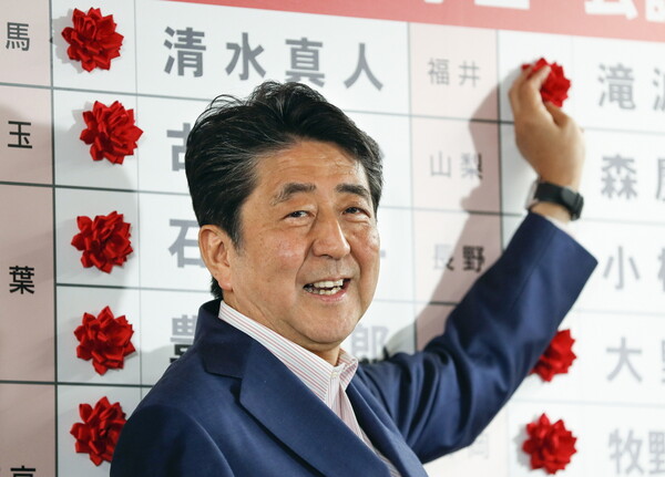 Ο Σίνζο Άμπε κέρδισε ξανά τις εκλογές στην Ιαπωνία