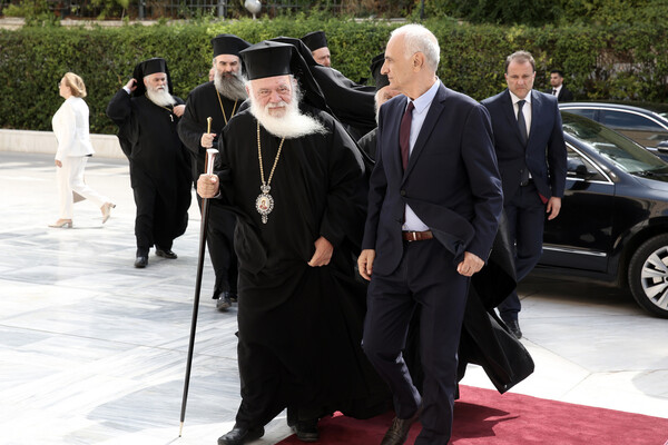 Η ορκωμοσία στη Βουλή: Χαμόγελα, αγκαλιές και αφίξεις των 300 βουλευτών - ΦΩΤΟΡΕΠΟΡΤΑΖ