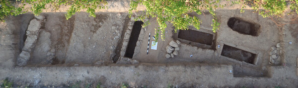 Αρχαία Σικυώνα: Η ταφή με τα σανδάλια του νεκρού και τα ευρήματα που ενισχύουν το ενδεχόμενο εντοπισμού αρχαϊκής πόλης