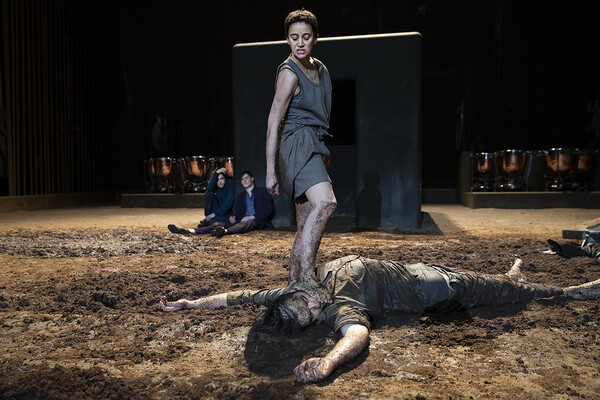 «Ηλέκτρα / Ορέστης» σαν ψυχολογικό θρίλερ: Είδαμε στο Παρίσι την παράσταση του Ίβο βαν Χόβε που έρχεται στην Επίδαυρο