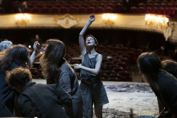 «Ηλέκτρα / Ορέστης» σαν ψυχολογικό θρίλερ: Είδαμε στο Παρίσι την παράσταση του Ίβο βαν Χόβε που έρχεται στην Επίδαυρο