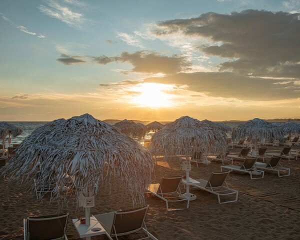 Apollon Beach: Η νέα παραλία που θυμίζει ελληνικό νησί στην καρδιά της Αθηναϊκής Ριβιέρας