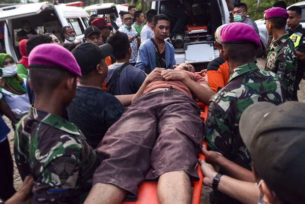 Ινδονησία: Έξι νεκροί και δεκάδες αγνοούμενοι από κατάρρευση παράνομου χρυσωρυχείου