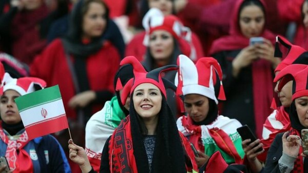 Ιστορική μέρα στο Ιράν για τις γυναίκες - Στο γήπεδο μετά από απαγόρευση δεκαετιών