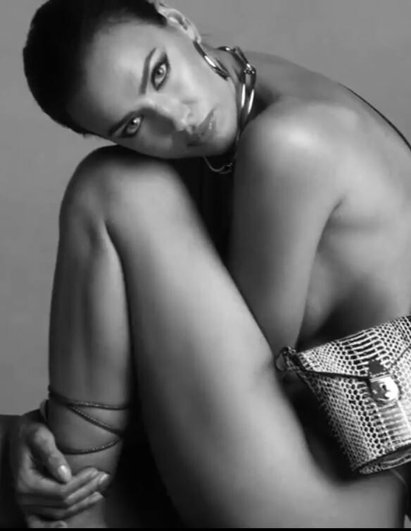 Η Ιρίνα Σάικ ποζάρει γυμνή για τη νέα καμπάνια του Calvin Klein
