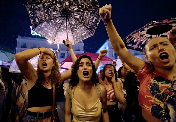«Μας σκοτώνουν»: Φεμινιστικός συναγερμός στην Ισπανία και οργή για τις γυναικοκτονίες και την ενδοοικογενειακή βία
