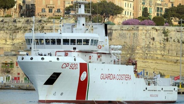 Ιταλία: 131 μετανάστες παραμένουν αποκλεισμένοι πάνω σε σκάφος της ακτοφυλακής - Επίδειξη δύναμης από τον Σαλβίνι
