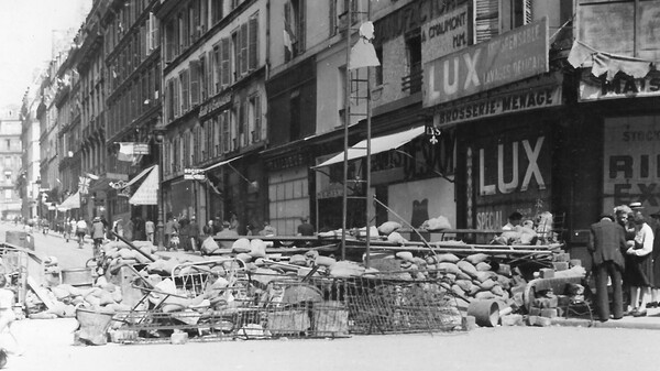 Barricades. Το Παρίσι ξέρει από οδοφράγματα.