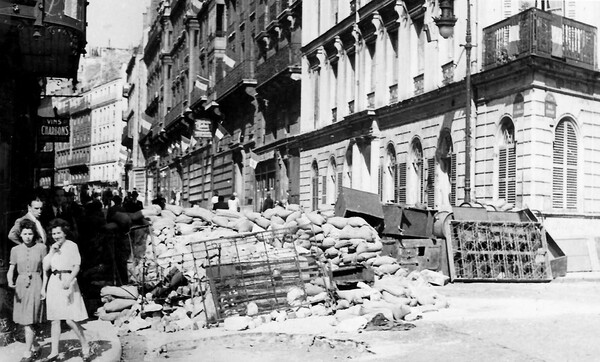 Barricades. Το Παρίσι ξέρει από οδοφράγματα.