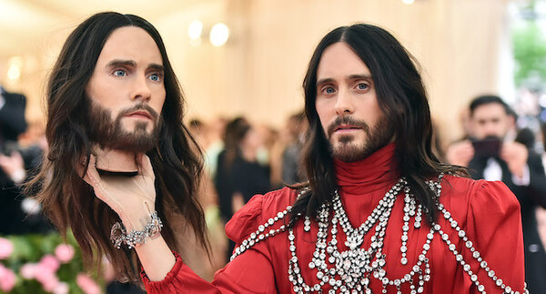 Met Gala 2019: O Jared Leto με το κομμένο του κεφάλι στο χέρι και το τρελό κόνσεπτ στο πρόσωπο Ezra Miller