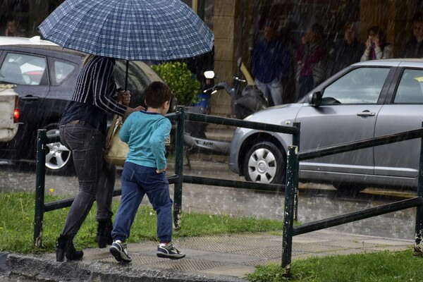 Φθινοπωρινός καιρός με βροχές και καταιγίδες