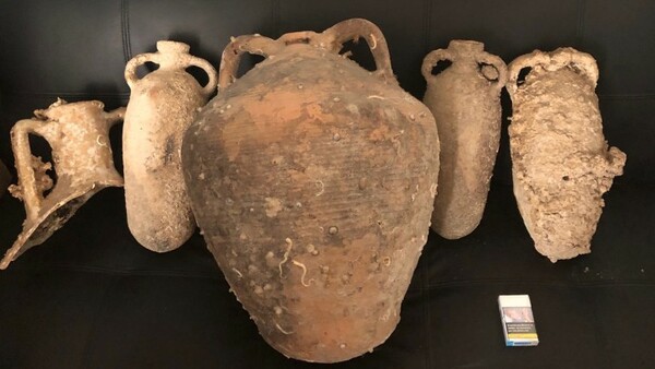 Έξι αρχαίοι αμφορείς βρέθηκαν σε σπίτι άνδρα στην Κάλυμνο