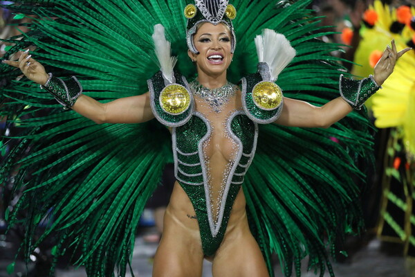Ρίο ντε Τζανέιρο: Σάμπα παντού, υπερθέαμα και εντυπωσιακά κουστούμια στο μεγαλύτερο Καρναβάλι