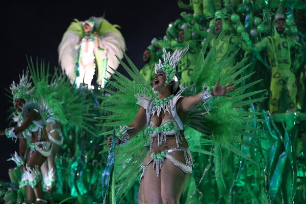 Ρίο ντε Τζανέιρο: Σάμπα παντού, υπερθέαμα και εντυπωσιακά κουστούμια στο μεγαλύτερο Καρναβάλι