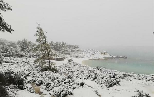 Το χιόνι έφτασε στις παραλίες - Εντυπωσιακές φωτογραφίες από το λευκό τοπίο