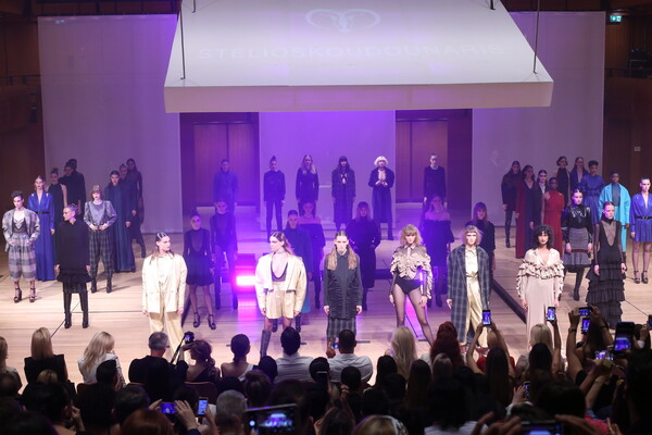 Διάσημοι στο fashion show του Στέλιου Κουδουνάρη - Ξεχώρισε στο catwalk η Ειρήνη Καζαριάν