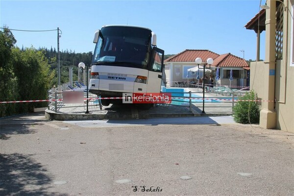 Κεφαλονιά: Λεωφορείο έπεσε σε πισίνα ξενοδοχείου