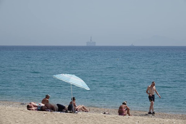 Η Μεσόγειος ως μια γιγάντια πετρελαιοκηλίδα