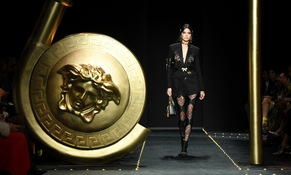 Versace: Τα supermodels της Ντονατέλα κάτω από μια πελώρια χρυσή παραμάνα