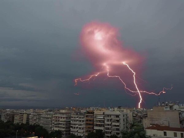 Η κακοκαιρία σάρωσε την Β. Ελλάδα - Εικόνες που τρομάζουν από κεραυνούς στη Θεσσαλονίκη