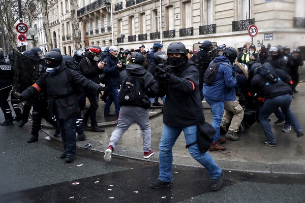 Κίτρινα Γιλέκα: Νέες συγκρούσεις διαδηλωτών με την αστυνομία στο Παρίσι