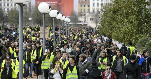 Συγκρούσεις ανάμεσα σε διαδηλωτές και αστυνομικούς στα Κίτρινα Γιλέκα - 19ο Σαββατοκύριακο κινητοποιήσεων