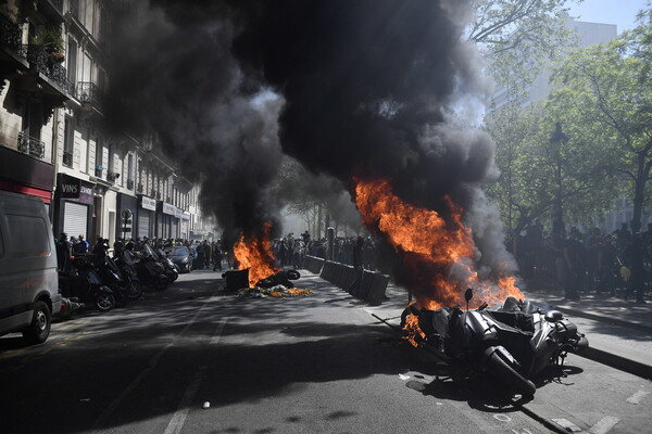 Κίτρινα Γιλέκα: Συγκρούσεις διαδηλωτών και αστυνομικών στο Παρίσι - Εκατοντάδες προσαγωγές