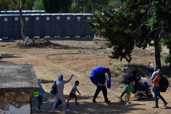 Σε στρατόπεδο στην Κόρινθο μεταφέρθηκαν 214 αλλοδαποί από τα κτίρια της Αχαρνών που εκκενώθηκαν